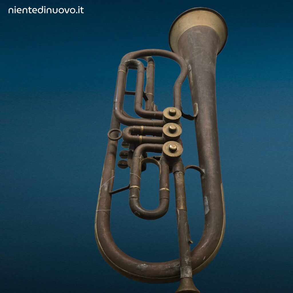 Vecchia tromba in ottone da decorazione con segni del tempo
