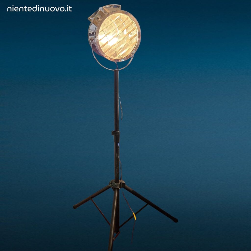 Faro in acciaio inox con treppiede regolabile in stile industriale vintage