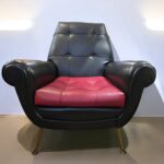 Coppia di poltrone vintage Gigi Radice in skai nero e rosso con gambe in ottone