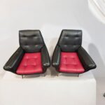 Coppia di poltrone vintage Gigi Radice in skai nero e rosso con gambe in ottone