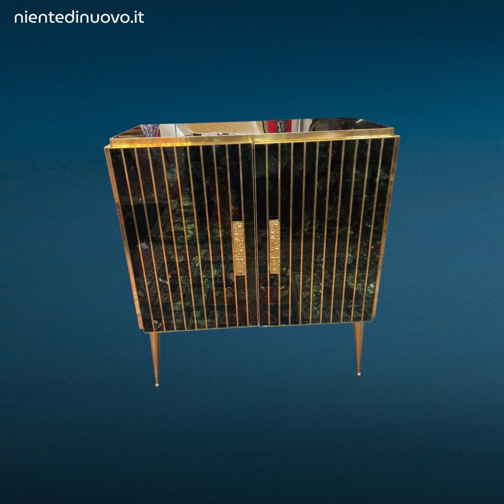 Mobile bar vintage a due ante in vetro di Murano con finiture in ottone e maniglie in bronzo