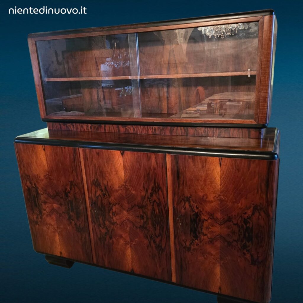 Mobile vetrina anni ’30 in stile Art Déco con radica e vetrina scorrevole