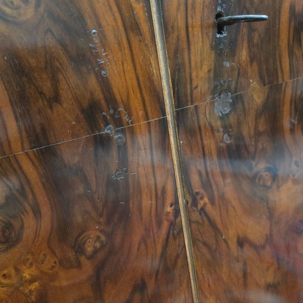 Credenza vintage anni ’30 a due ante in radica, stile Art Déco con ripiano interno