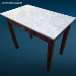 Vecchio banchetto da lavoro in castagno con piano in marmo grigio di Carrara