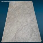 Vecchio banchetto da lavoro in castagno con piano in marmo grigio di Carrara