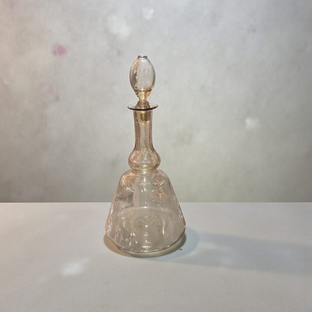 Servizio di bicchieri in vetro soffiato veneziano anni ’20 con brocche e bottiglie, attribuito alla maestria dei vetrai veneziani