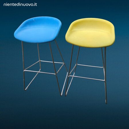 Sgabello minimalista in acciaio colore giallo acido e azzurro