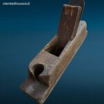 41549_1.jpg Vecchia pialla in legno da falegname con segni di usura