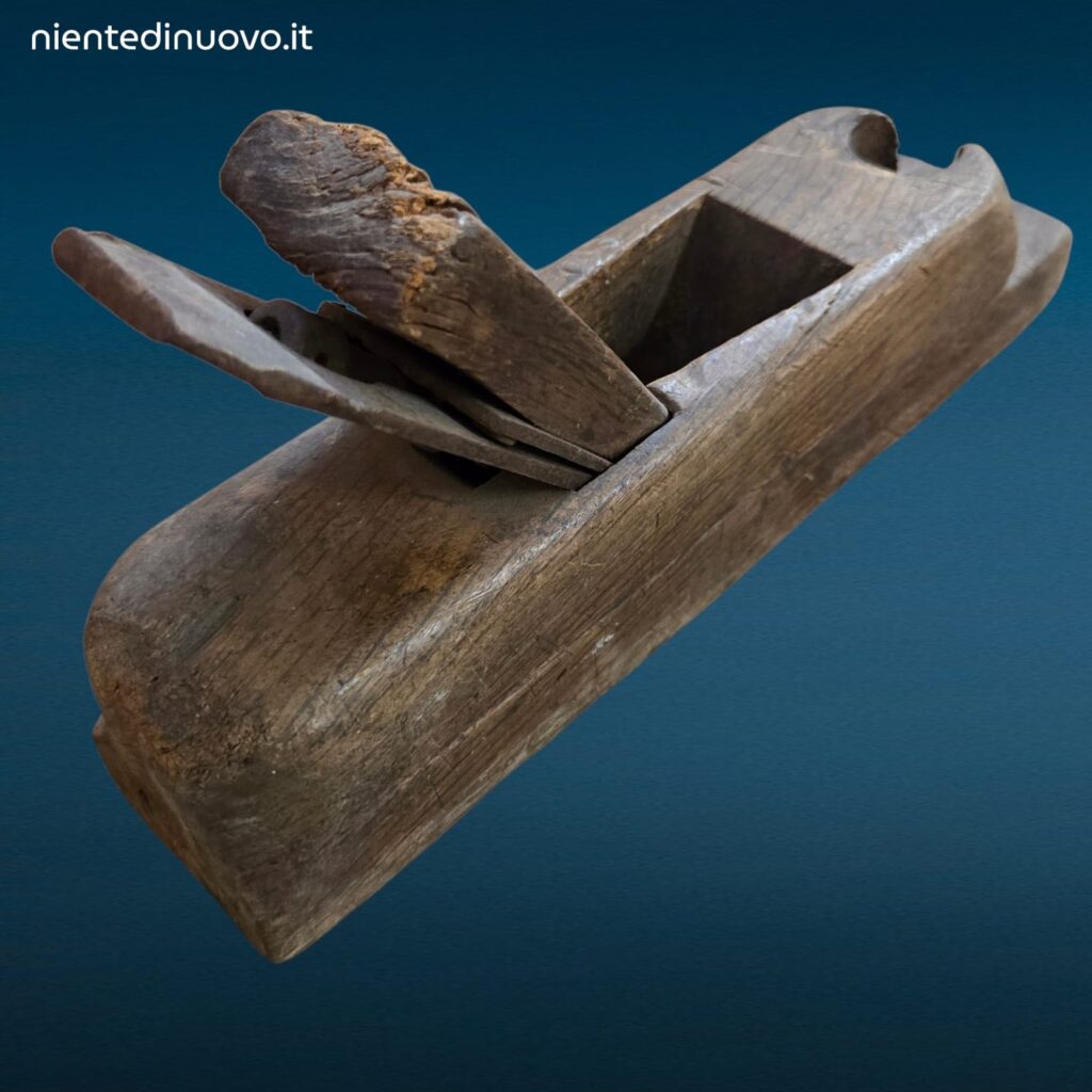 Vecchia pialla in legno da falegname con segni di usura