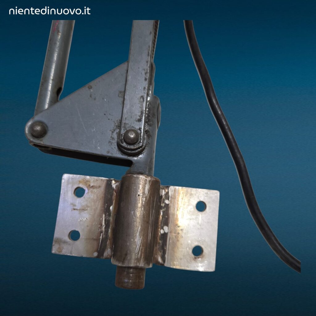 Lampada tecnica a snodo anni Sessanta in metallo con molle e staffa