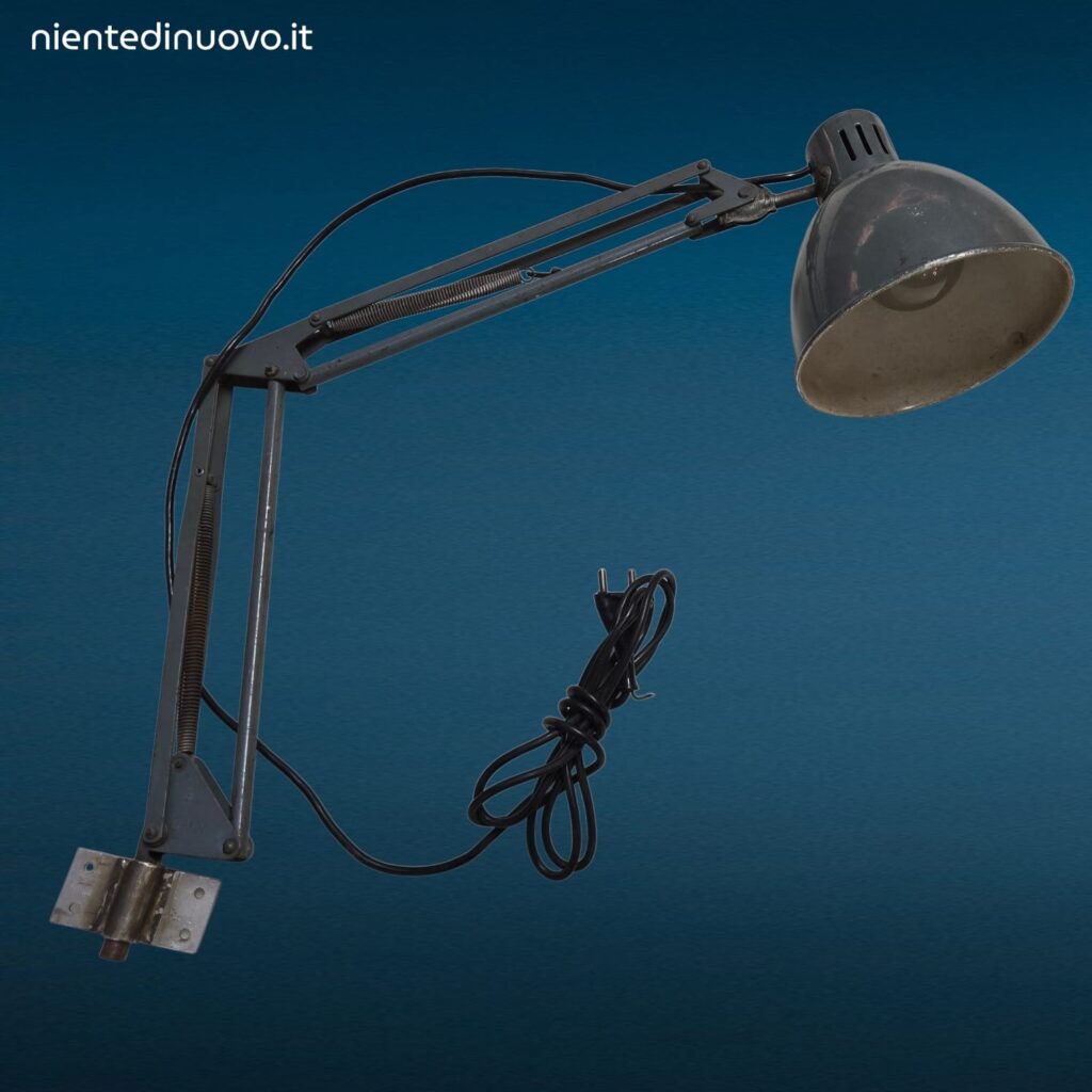 Lampada tecnica a snodo anni Sessanta in metallo con molle e staffa
