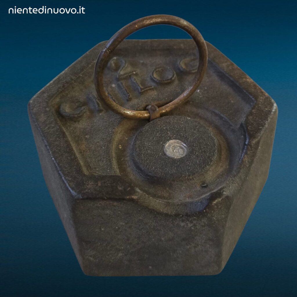 41551.jpg Vecchio peso esagonale da 2 kg con anello per bilancia a stadera