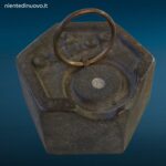 41551.jpg Vecchio peso esagonale da 2 kg con anello per bilancia a stadera