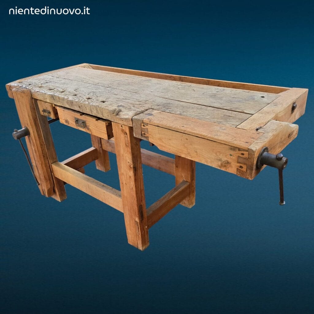 Tavolo da falegname in legno con due morse integrato per lavorazioni artigianali