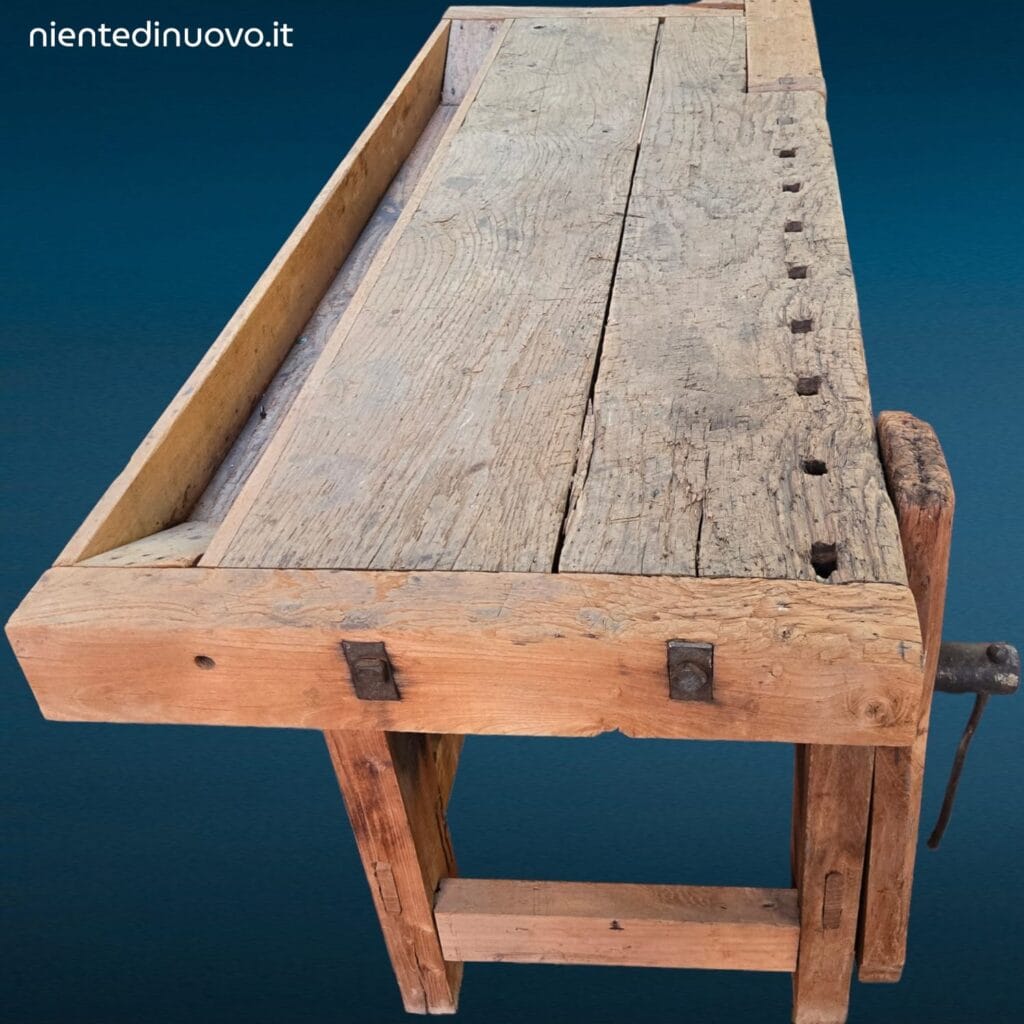 Tavolo da falegname in legno con due morse integrato per lavorazioni artigianali