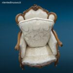 Poltrona imbottita in raso bianco con telaio in legno stile Luigi XVI