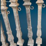 41555_3.jpg Paletti dissuasori in ghisa d’epoca completi con ganci portacatena