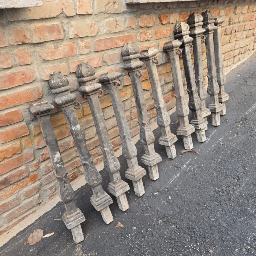 Paletti dissuasori in ghisa vintage con ganci portacatena privi di capitello