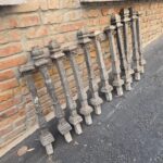 Paletti dissuasori in ghisa vintage con ganci portacatena privi di capitello