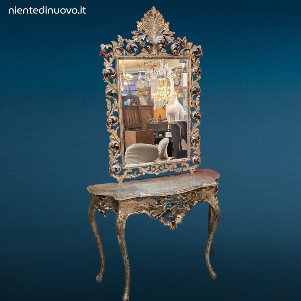 Consolle in legno con specchio e finitura argentata in stile barocco