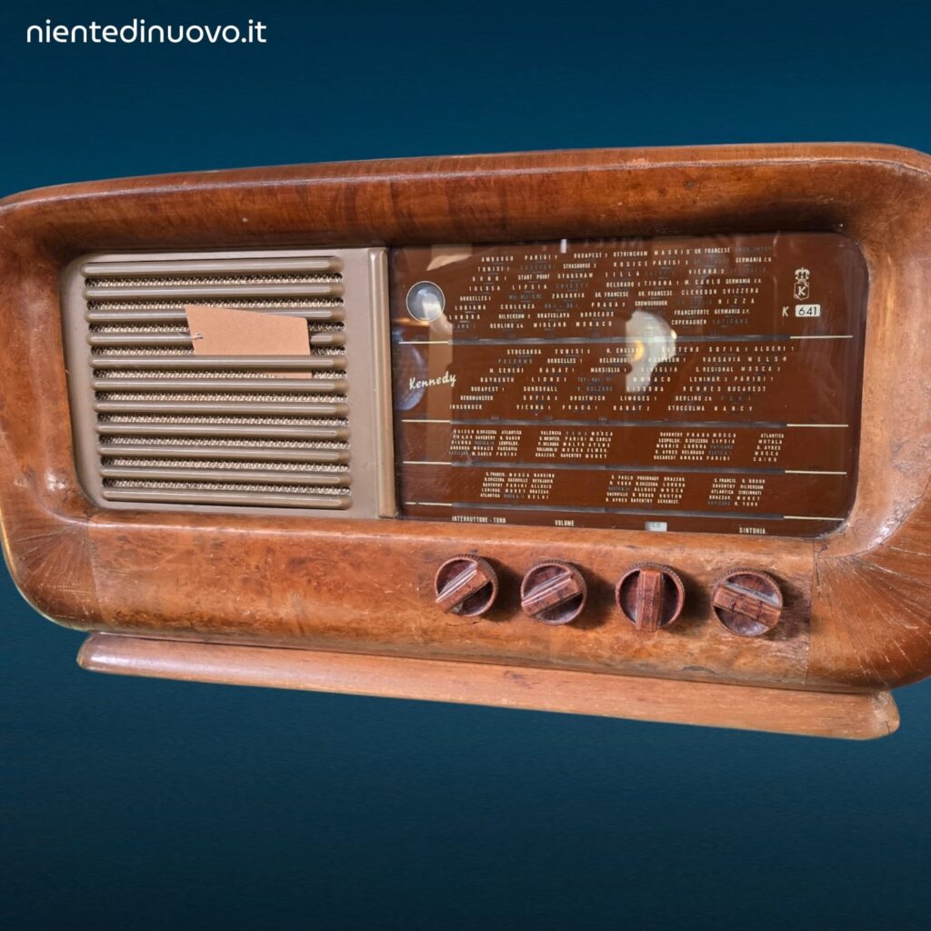 41541.jpg Radio d’epoca Kennedy K 641 in radica con forma bombata e valvole originali