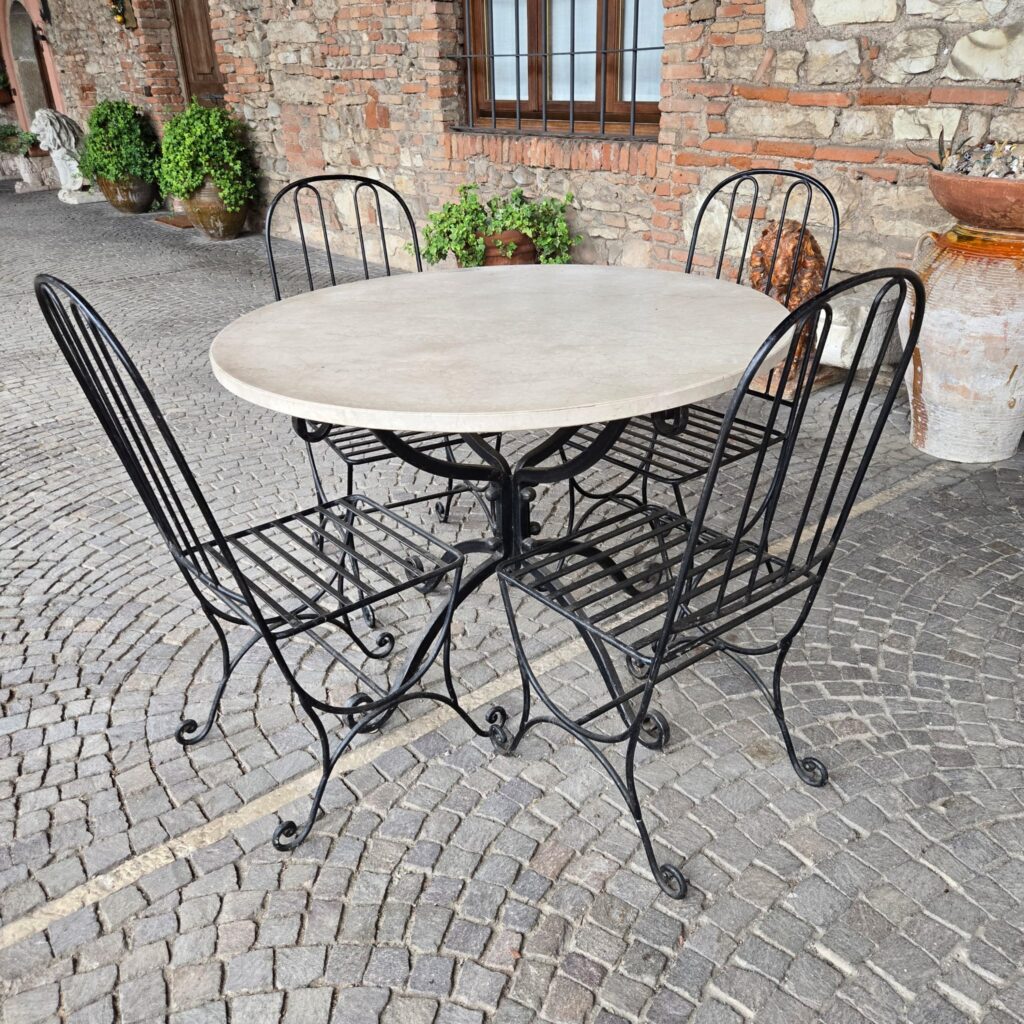 Set da giardino in ferro battuto pieno con tavolo rotondo piano in marmo diametro 110 cm e quattro sedie abbinate
