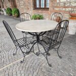 Set da giardino in ferro battuto pieno con tavolo rotondo piano in marmo diametro 110 cm e quattro sedie abbinate