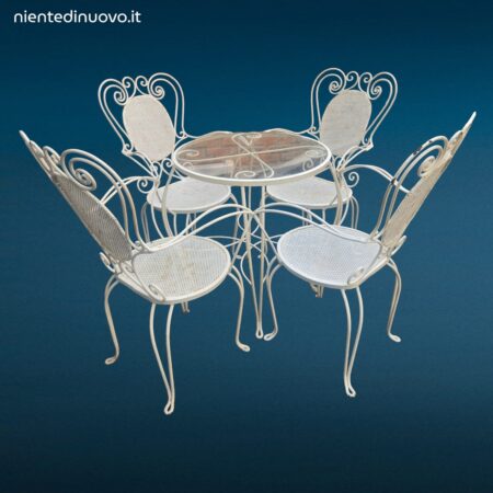 Set da giardino anni '50 in ferro battuto bianco con quattro sedie con braccioli e tavolino tondo con piano in vetro