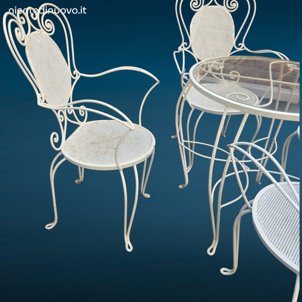 Set da giardino anni '50 in ferro battuto bianco con quattro sedie con braccioli e tavolino tondo con piano in vetro