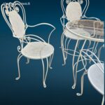 Set da giardino anni '50 in ferro battuto bianco con quattro sedie con braccioli e tavolino tondo con piano in vetro