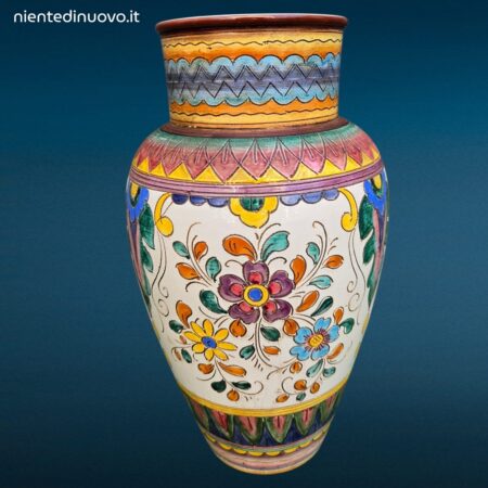 Vaso in maiolica italiana dipinta a mano con decoro floreale policromo su fondo bianco, fasce geometriche sul collo, marchio MIC, XX secolo