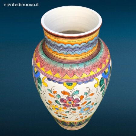 Vaso in maiolica italiana dipinta a mano con decoro floreale policromo su fondo bianco, fasce geometriche sul collo, marchio MIC, XX secolo