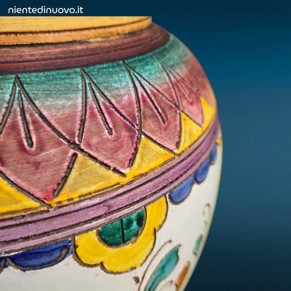 Vaso in maiolica italiana dipinta a mano con decoro floreale policromo su fondo bianco, fasce geometriche sul collo, marchio MIC, XX secolo