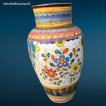 41590_3.jpg Vaso in maiolica italiana dipinta a mano con decoro floreale policromo su fondo bianco, fasce geometriche sul collo, marchio MIC, XX secolo