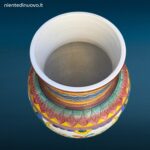 41590_4.jpg Vaso in maiolica italiana dipinta a mano con decoro floreale policromo su fondo bianco, fasce geometriche sul collo, marchio MIC, XX secolo