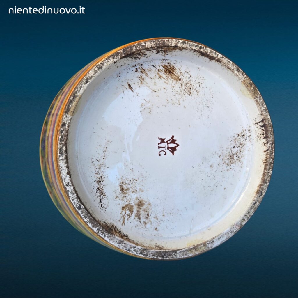 Vaso in maiolica italiana dipinta a mano con decoro floreale policromo su fondo bianco, fasce geometriche sul collo, marchio MIC, XX secolo