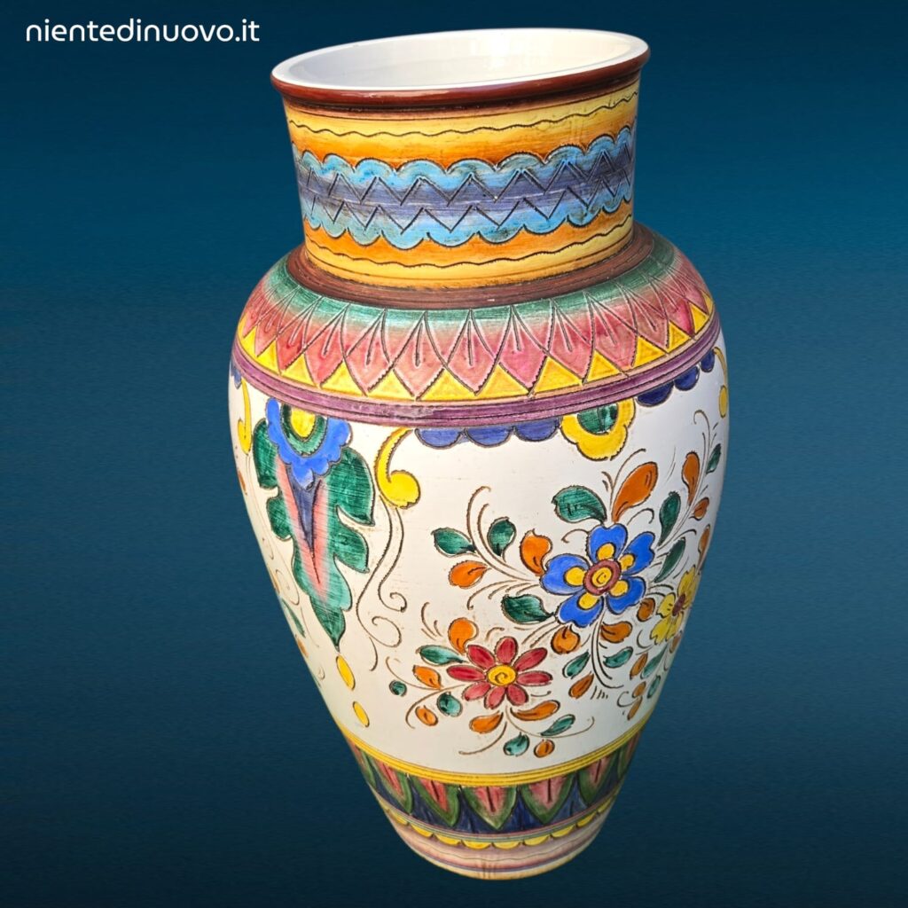 Vaso in maiolica italiana dipinta a mano con decoro floreale policromo su fondo bianco, fasce geometriche sul collo, marchio MIC, XX secolo
