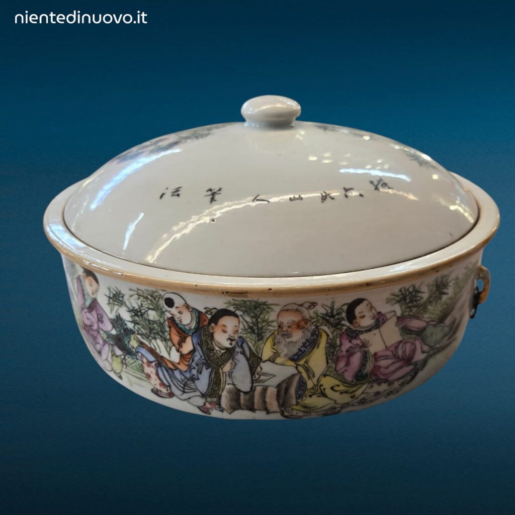 Zuppiera con coperchio in porcellana cinese policroma, decorazione con figure in abiti tradizionali e bambù, sigillo in cera lacca sul coperchio