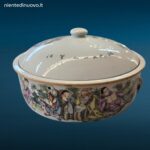 41591.jpg Zuppiera con coperchio in porcellana cinese policroma, decorazione con figure in abiti tradizionali e bambù, sigillo in cera lacca sul coperchio