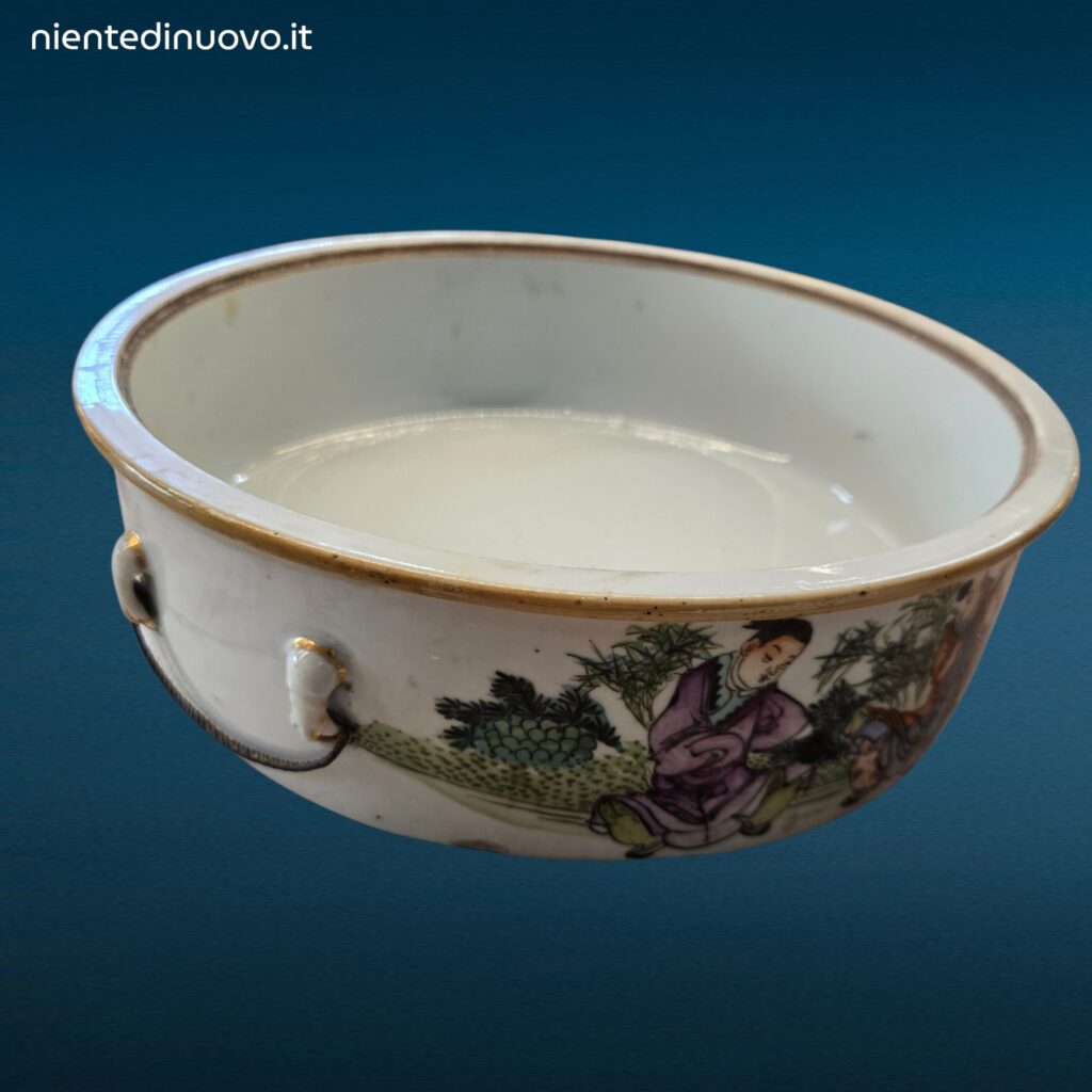 Zuppiera con coperchio in porcellana cinese policroma, decorazione con figure in abiti tradizionali e bambù, sigillo in cera lacca sul coperchio
