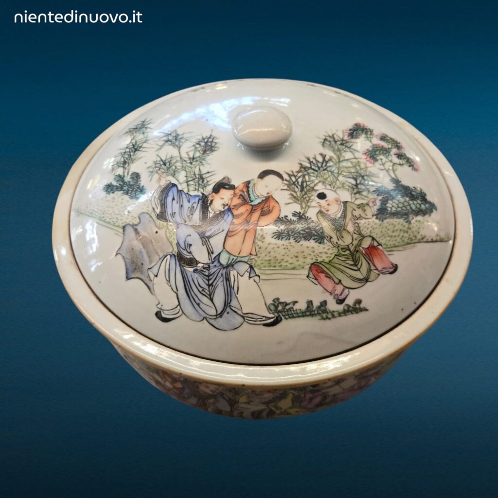 Zuppiera con coperchio in porcellana cinese policroma, decorazione con figure in abiti tradizionali e bambù, sigillo in cera lacca sul coperchio