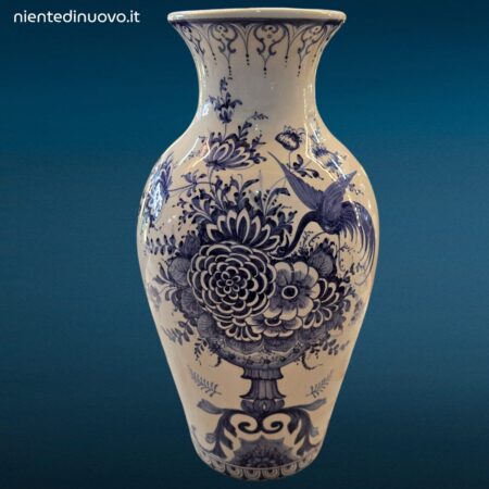 Vaso in maiolica bianco e blu con decorazione floreale e uccello del paradiso, manifattura di Nove di Bassano, XX secolo