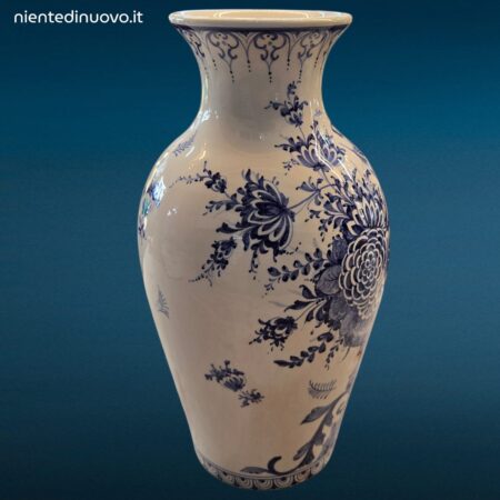 Vaso in maiolica bianco e blu con decorazione floreale e uccello del paradiso, manifattura di Nove di Bassano, XX secolo