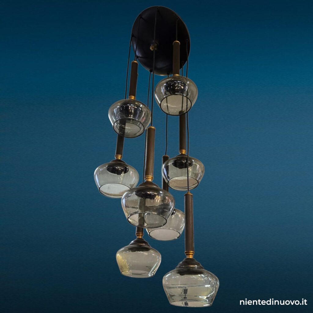 Lampadario a cascata anni 60 con diffusori in vetro fumé e struttura in ottone