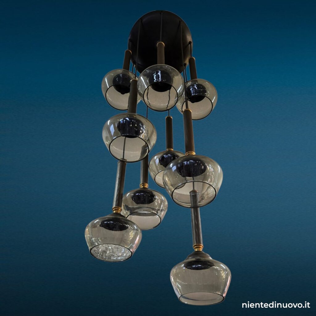 Lampadario a cascata anni 60 con diffusori in vetro fumé e struttura in ottone