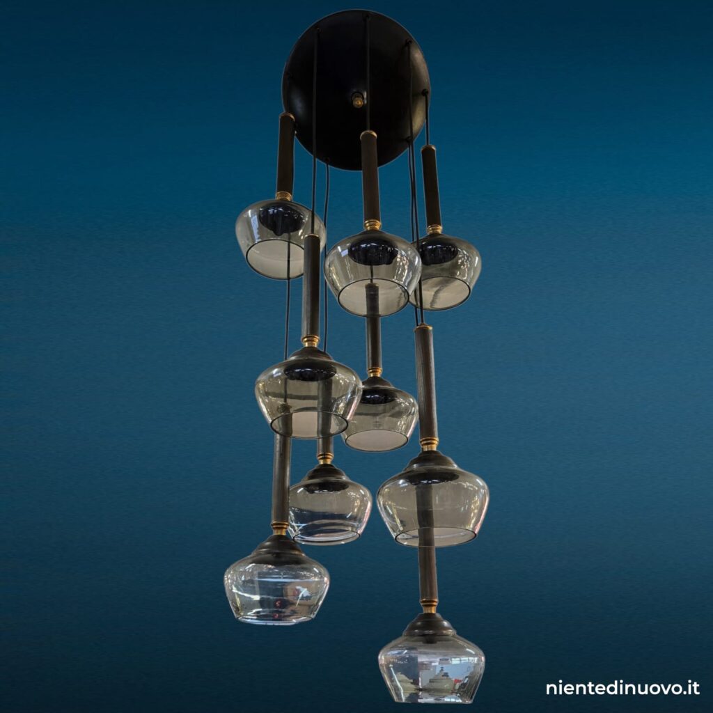 Lampadario a cascata anni 60 con diffusori in vetro fumé e struttura in ottone