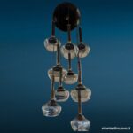 Lampadario a cascata anni 60 con diffusori in vetro fumé e struttura in ottone