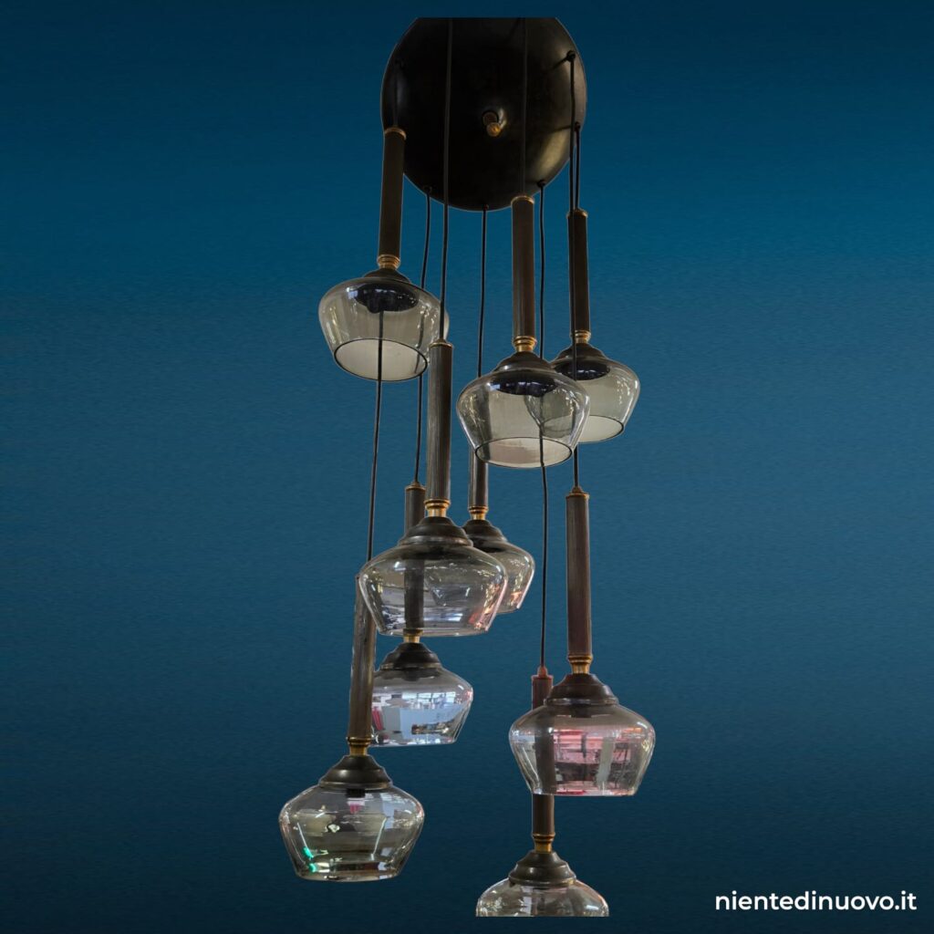 Lampadario a cascata anni 60 con diffusori in vetro fumé e struttura in ottone