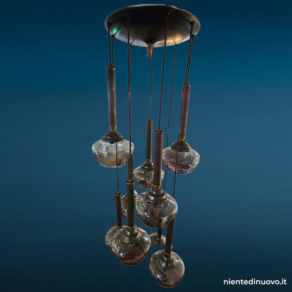 Lampadario a cascata anni 60 con diffusori in vetro fumé e struttura in ottone