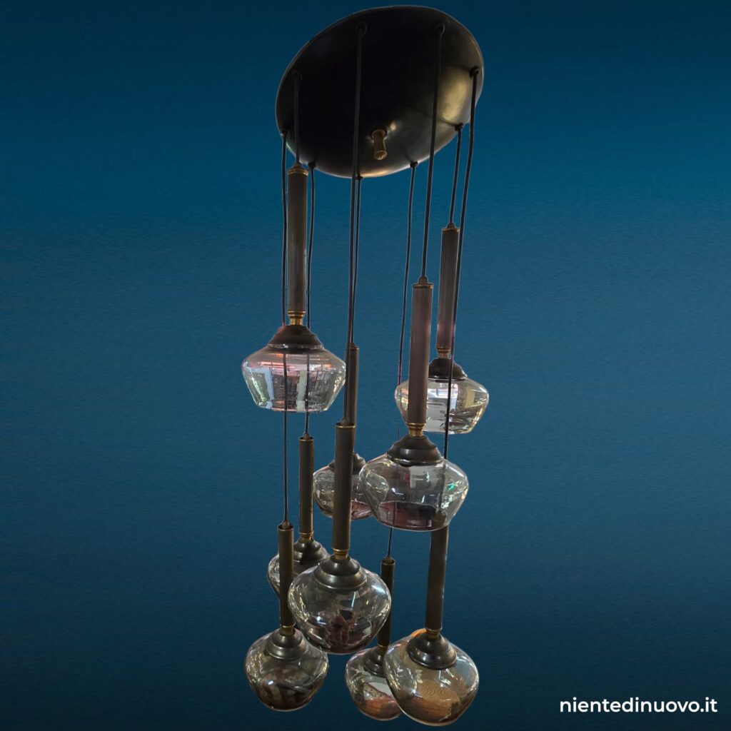 Lampadario a cascata anni 60 con diffusori in vetro fumé e struttura in ottone